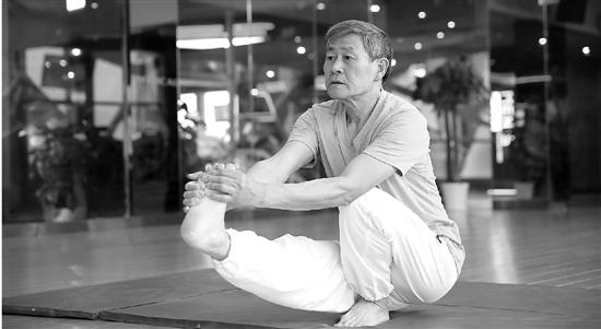 拉風(fēng)老先生63歲入門瑜伽 70歲成高