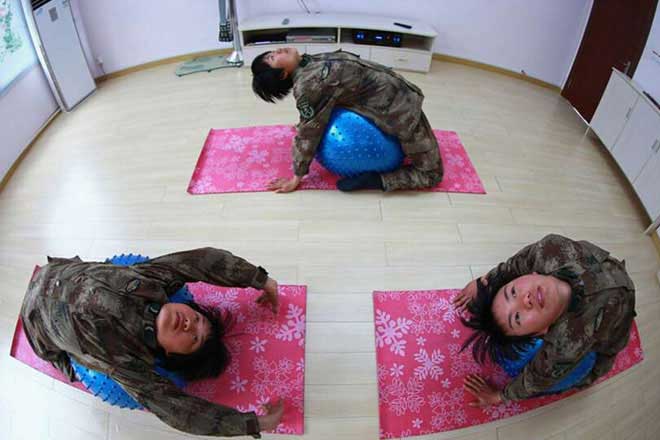 實(shí)拍中國陸軍首支女子導(dǎo)彈連練習(xí)