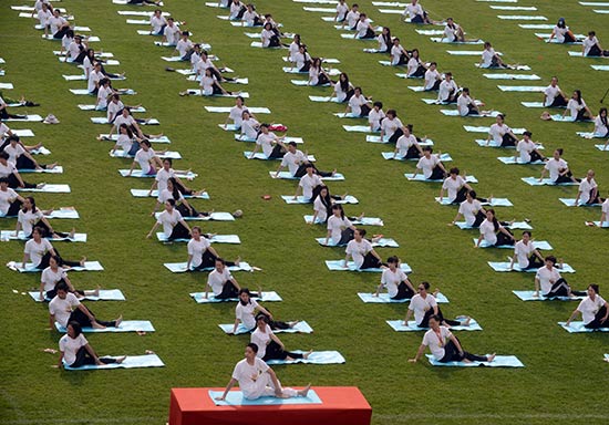喜迎第一個(gè)國際瑜伽日 500人齊聚