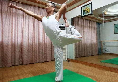 陪妻子練習，59歲的他竟成了瑜伽