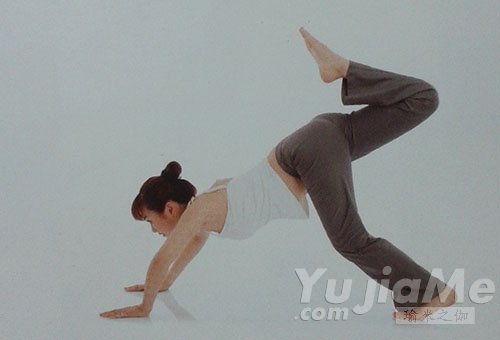 向下犬式抬腿錯誤動作