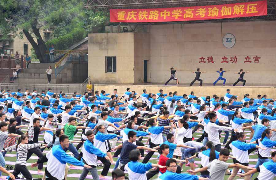 重慶千余名高三生集體練瑜伽迎高