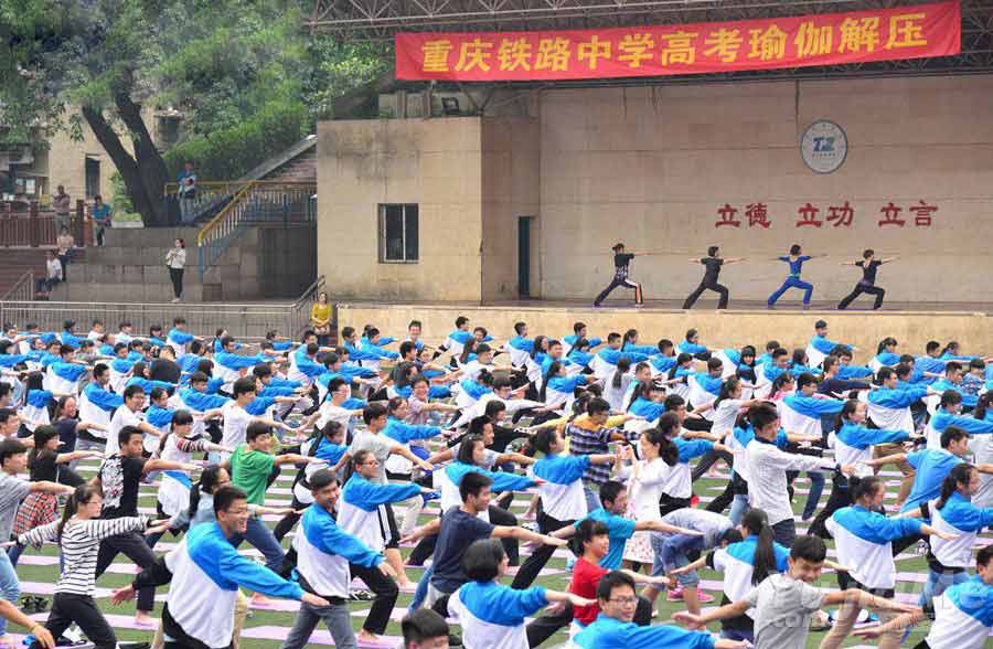 不喊口號(hào) 拒打雞血 重慶千余名高三學(xué)生集體練瑜伽迎高考1