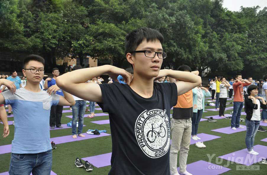 不喊口號(hào) 拒打雞血 重慶千余名高三學(xué)生集體練瑜伽迎高考2