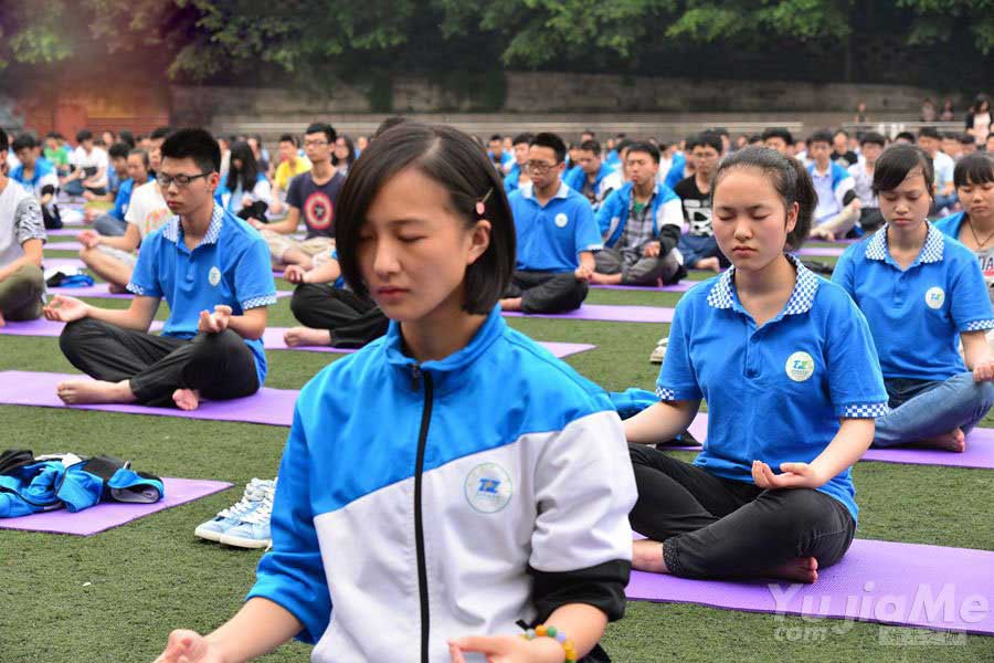 不喊口號 拒打雞血 重慶千余名高三學(xué)生集體練瑜伽迎高考3