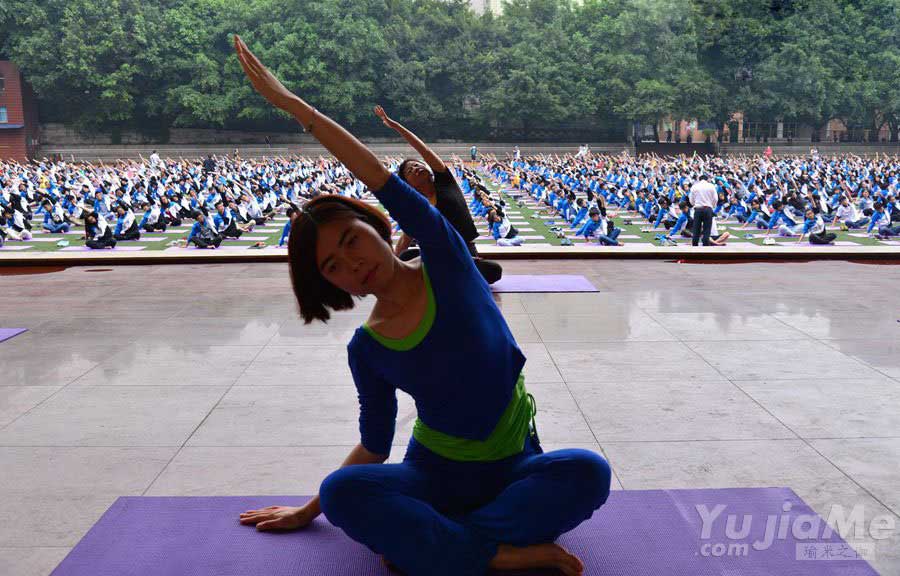 不喊口號 拒打雞血 重慶千余名高三學(xué)生集體練瑜4